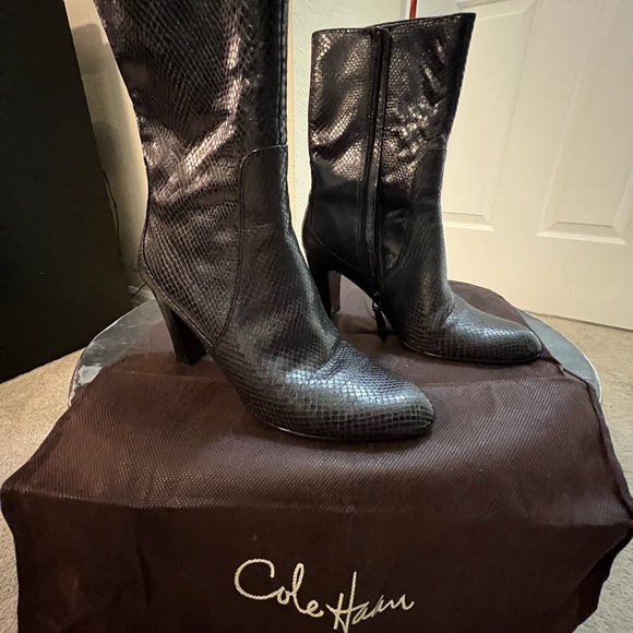 Almost new in box COLE HAAN Harper Boot in Black Snake Print size 7.5 - Picture 2 of 4